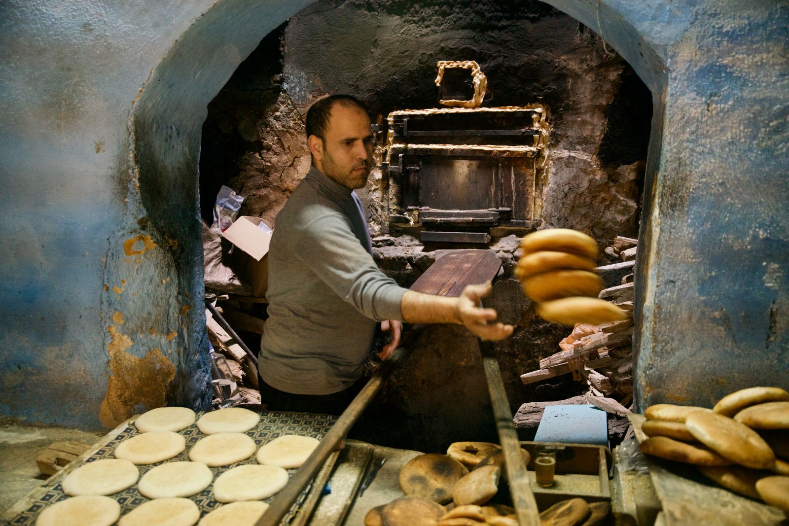 Pekar vadi svježe štruce iz kamene peći